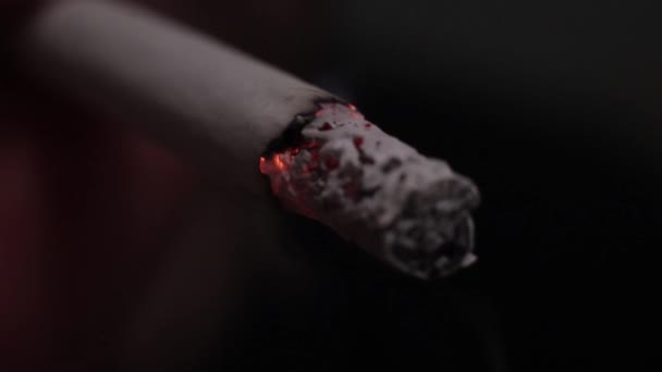 Un cigarrillo en la boca de un fumador. Primer plano . — Vídeo de stock
