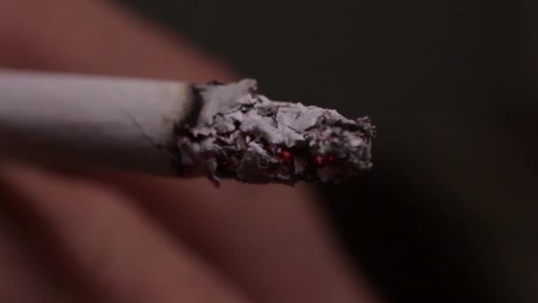 La cigarette dans la bouche d'un fumeur. Gros plan .