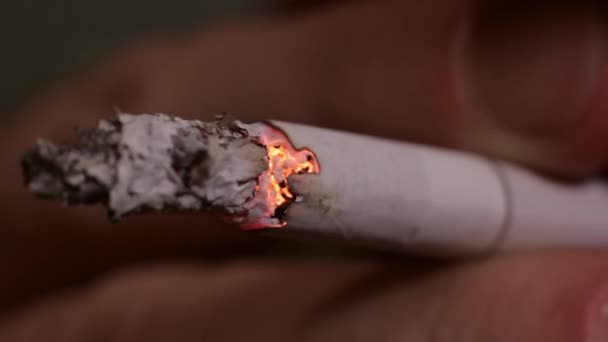 La cigarette dans la bouche d'un fumeur. Gros plan . — Video