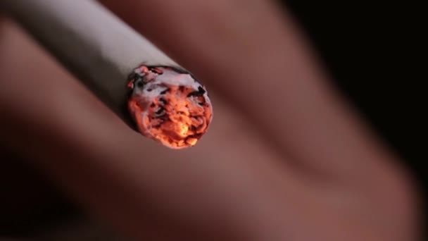 La cigarette dans la bouche d'un fumeur. Gros plan . — Video