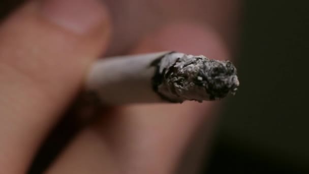 La cigarette dans la bouche d'un fumeur. Gros plan . — Video