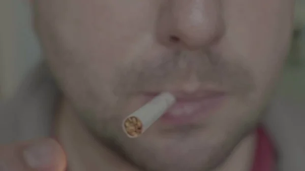 Un cigarrillo en la boca de un fumador. Primer plano . — Foto de Stock