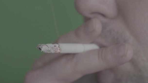 Cigarett i munnen på en rökare. Närbild. — Stockvideo