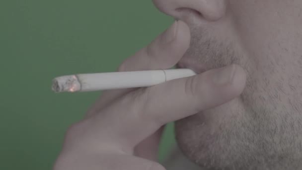 Sigaret in de mond van een roker. Close-up. — Stockvideo
