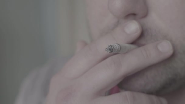 Un cigarrillo en la boca de un fumador. Primer plano . — Vídeos de Stock
