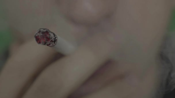 Zigarette im Mund eines Rauchers. Nahaufnahme. — Stockvideo