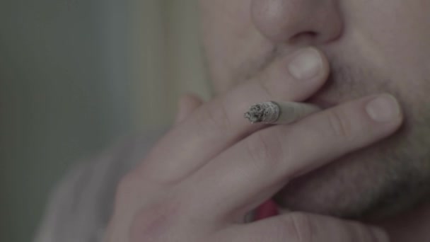 Sigara içen birinin ağzında sigara. Yakın plan.. — Stok video