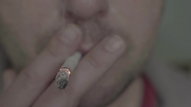 Sigaretta in bocca a un fumatore. Primo piano . — Video Stock