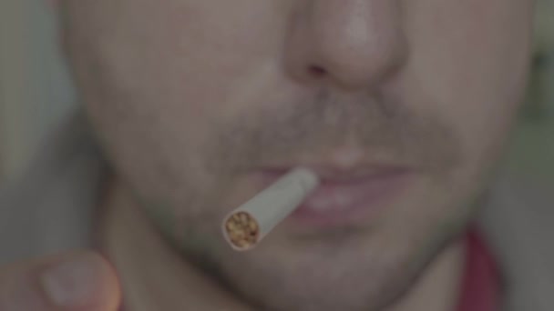 Cigaretu v puse kuřáka. Detailní záběr. — Stock video