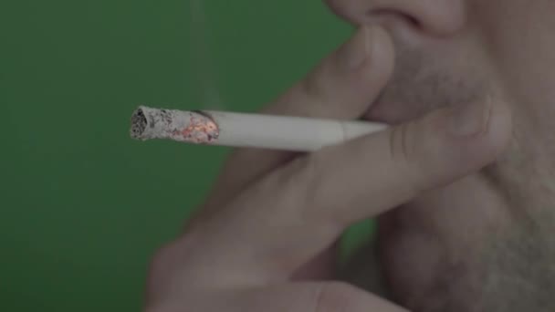 Cigarro na boca de um fumante. Close-up Chroma Key. Fundo verde . — Vídeo de Stock