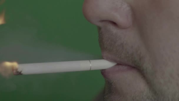 Cigarro na boca de um fumante. Close-up Chroma Key. Fundo verde . — Vídeo de Stock