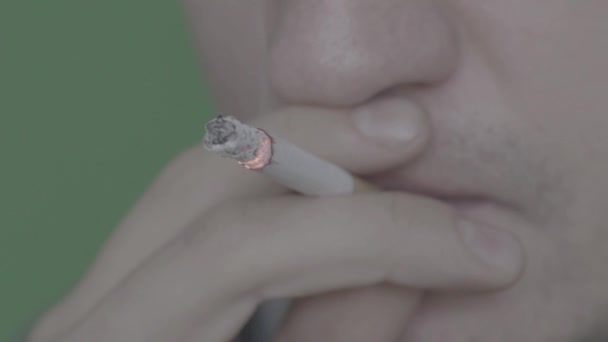 Cigaretu v puse kuřáka. Detailní záběr. Zpomalený pohyb — Stock video