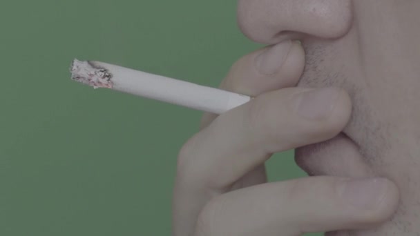 Cigarette in the mouth of a smoker. Close-up. Slow motion — Stock Video