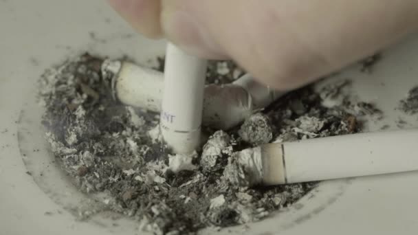 Fumar. Un cigarrillo en un cenicero. Primer plano. Macro . — Vídeo de stock