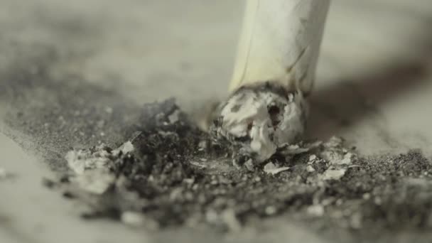 Kouření. Cigaretu v popelníku. Detailní záběr. Makro. — Stock video