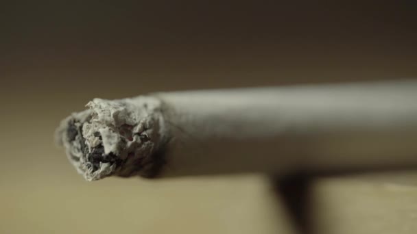 Palenie papierosów z bliska. Makro. — Wideo stockowe