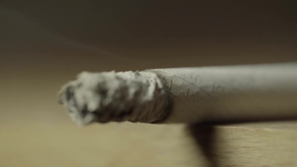 Fumar cigarrillo de cerca. Macro . — Vídeo de stock