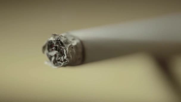 Fumer la cigarette gros plan. Macro .