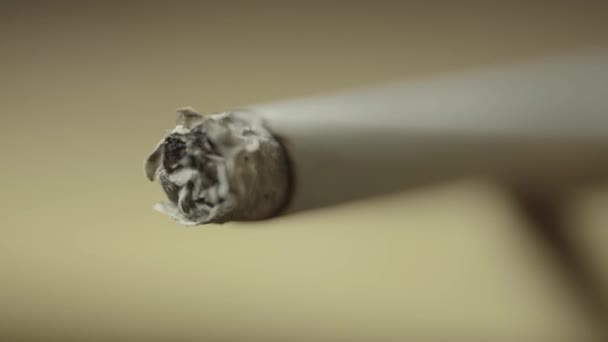 Fumer la cigarette gros plan. Macro . — Video