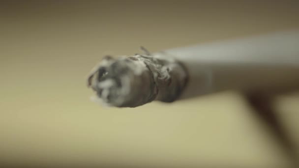 Fumer la cigarette gros plan. Macro . — Video