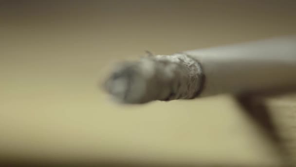 Fumar cigarro de perto. Macro . — Vídeo de Stock