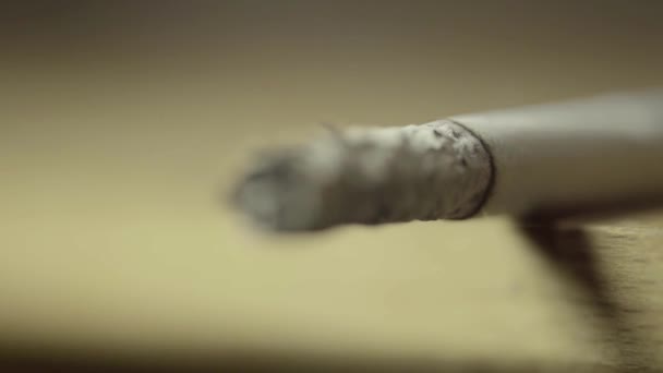 Fumer la cigarette gros plan. Macro .