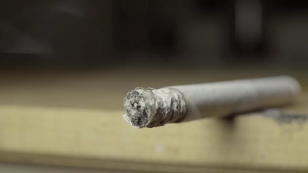 Fumer la cigarette gros plan. Macro . — Video