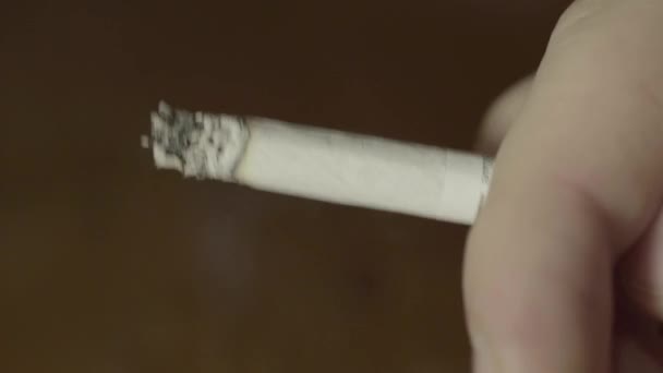 Fumer la cigarette gros plan. Macro .