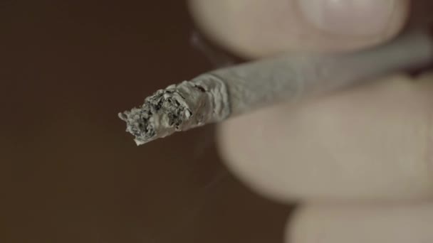 Fumer la cigarette gros plan. Macro .