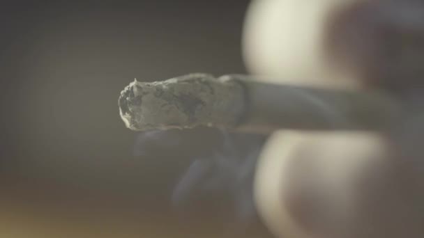 Fumer la cigarette gros plan. Macro .