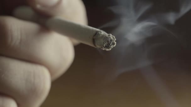 Fumer la cigarette gros plan. Macro .