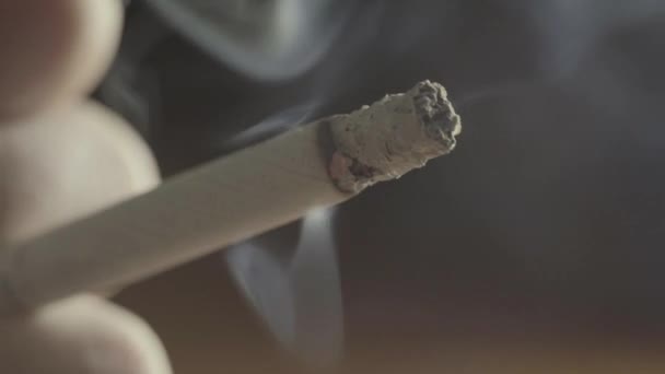 Fumar cigarrillo de cerca. Macro . — Vídeos de Stock