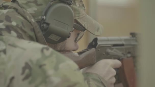 銃撃中のライフルを持った男射手 — ストック動画
