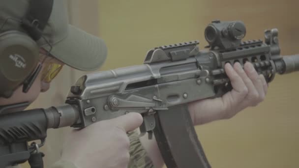 Homme tireur avec un fusil tout en tirant — Video