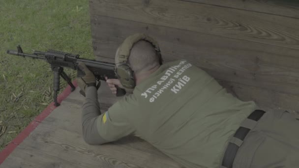 Tirador masculino con un rifle mientras dispara — Vídeos de Stock