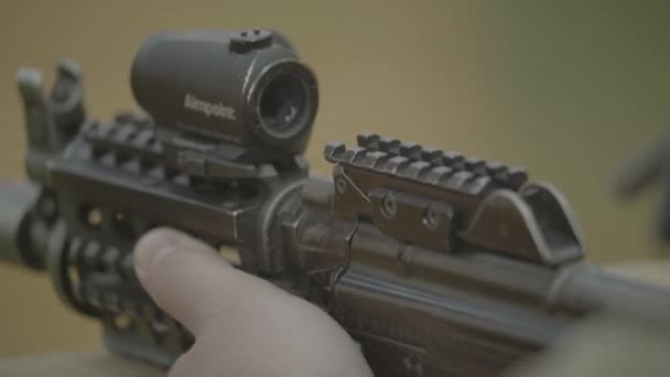 Sparatutto maschile con un fucile durante le riprese — Video Stock