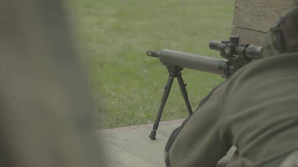 Střelec s puškou při střelbě — Stock video