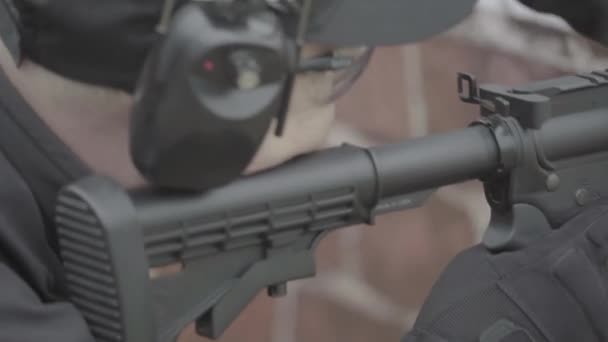 Стрелок с винтовкой во время стрельбы — стоковое видео