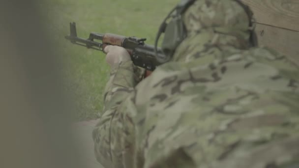 Tirer avec un fusil tout en tirant — Video