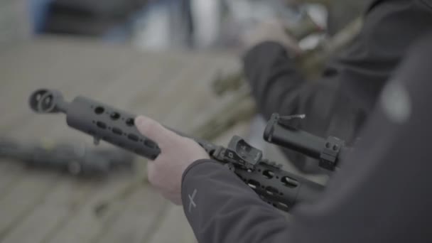 Tireur de fusil pendant le tir. Gros plan — Video