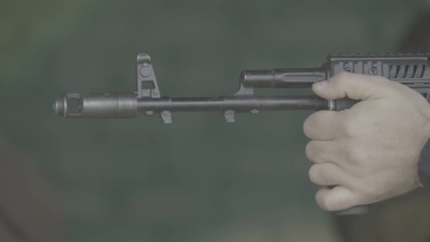 Střelec během střelby. Detailní záběr — Stock video