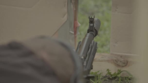Střelec během střelby. Detailní záběr — Stock video