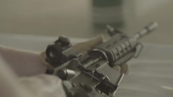 Atirador de espingarda durante o tiro. Close-up — Vídeo de Stock
