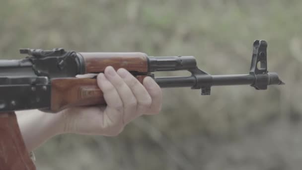 Tireur de fusil pendant le tir. Gros plan — Video