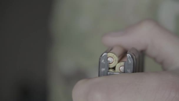 Chargement des cartouches. Gros plan. Tir 