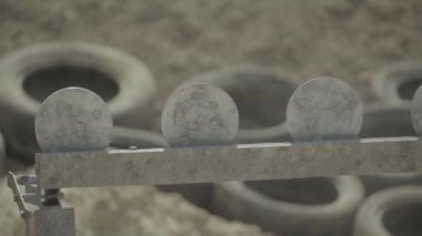 Çatışma sırasında demir hedefler. Yavaş çekim.