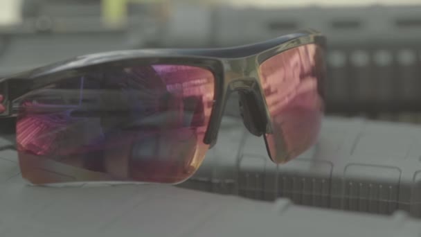 Gafas de seguridad polarizadas para disparar. Primer plano . — Vídeos de Stock