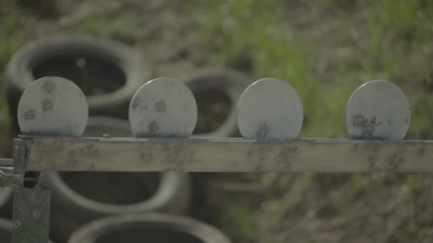 Bersagli di ferro durante la sparatoria. Rallentatore . — Video Stock