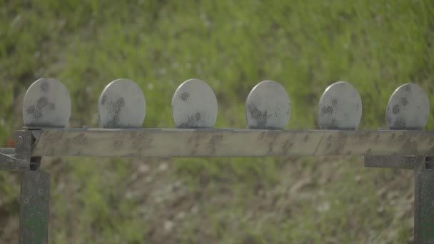 Järnmål under skjutningen. — Stockvideo