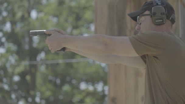 Man schutter schiet een pistool — Stockvideo